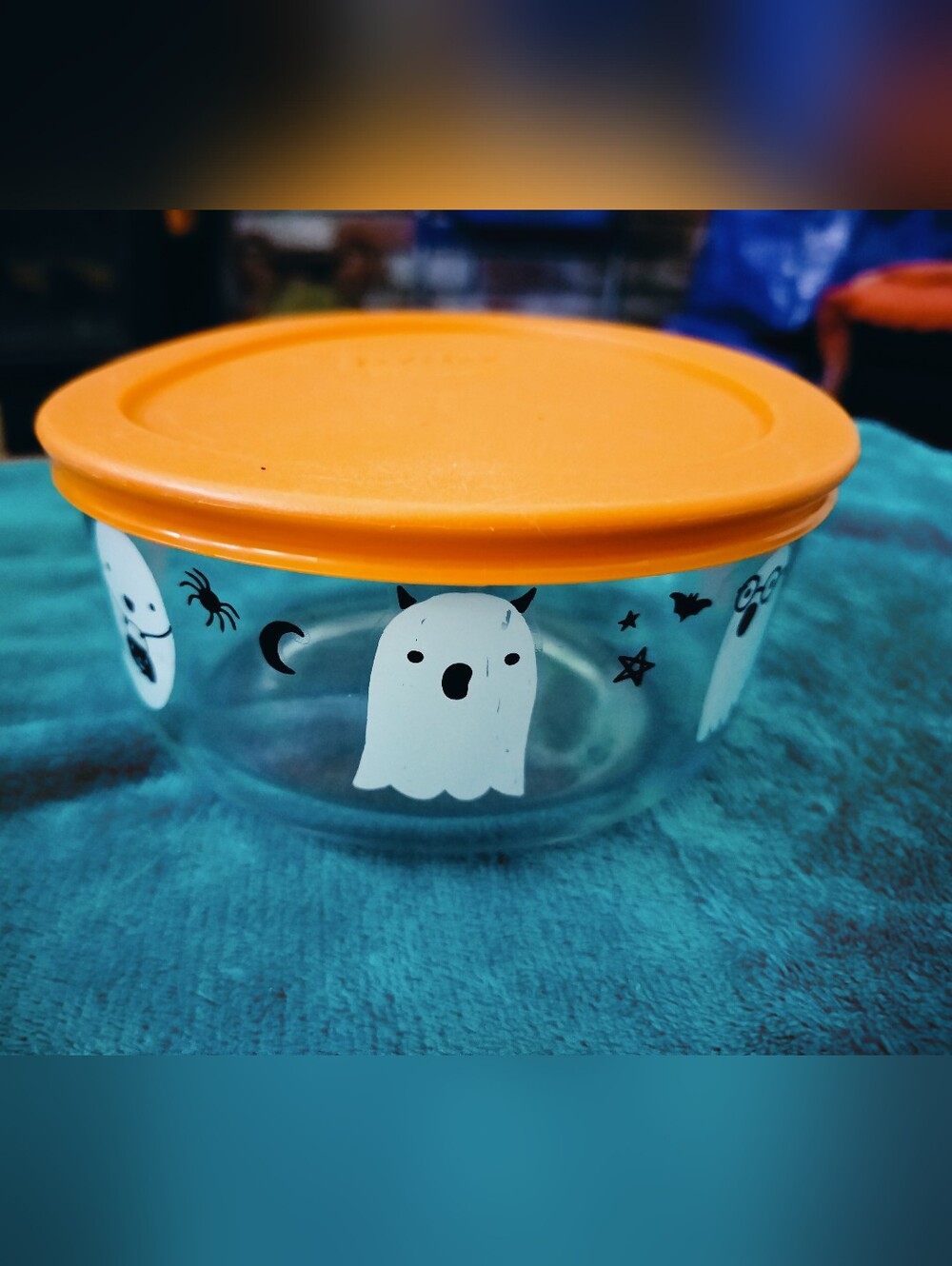 Pyrex Spooky Ghosts Halloween 4-Cup Round Glass Storage Bowl Bowl w/ Orange Lid